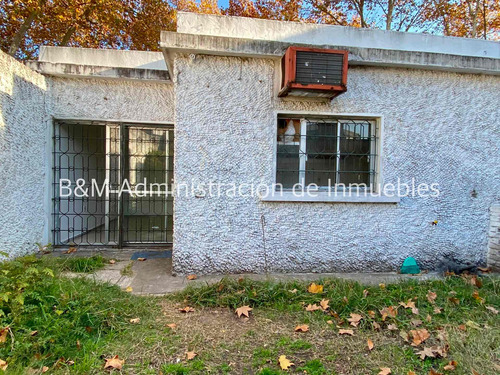 Alquiler Casa 3 Dormitorios Peñarol, Patio Con Parrillero.-