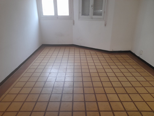 Apartamento En Alquiler 2 Dormitorios Al Frente Con Balcón En El Barrio Cordon 