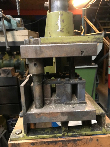 Punzonadora Manual Con Pedestal Sin Matriz (Usado)