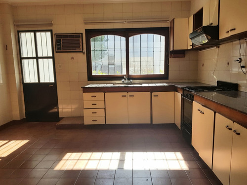 Hermosa Casa En Venta En Parque Chacabuco. Exc Ubicacion