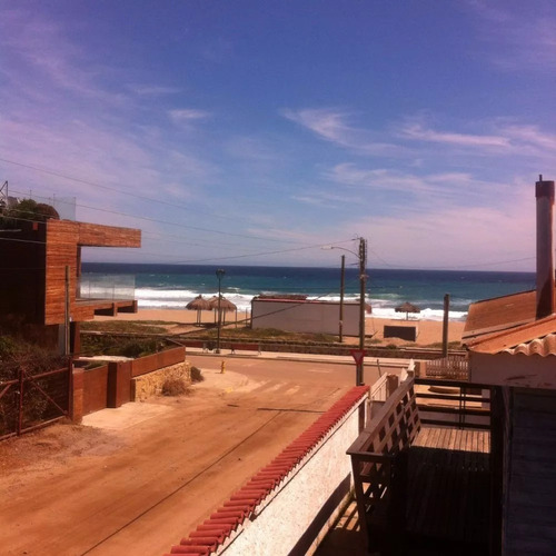 Casa De 2 Pisos A 50 Metros De La Playa Totalmente Equipada.