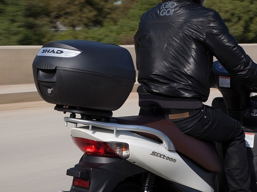 Imagen 7 de 8 de Baul Moto Shad 26 Litros Sh26 Con Base