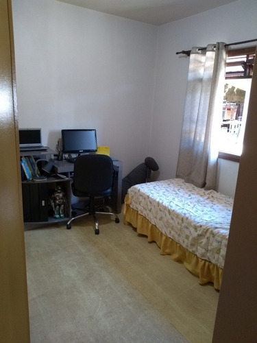 No Bairro Itoupava Norte, Para Quem Procura Morar Com Conforto E Boa Localização A Poucos Minutos Da Via Expressa. Casa Com 2 Pavimentos Contendo Na Parte Inferior Sala De Estar, Cozinha Com Móveis S