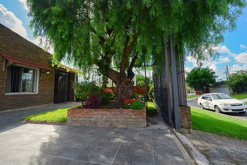 Casa Dos Dormitorios En Venta En Cerro Con Garage