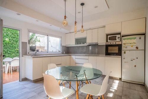 Casa 4 Ambientes, Jardín, Patio, Parrilla Y Cochera En Venta En Floresta. Apto Credito.