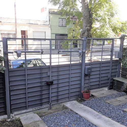 Casa En Buceo, Muy Buen Estado, 2 Dormitorios, 2 Baños, Cochera Y Parrillero