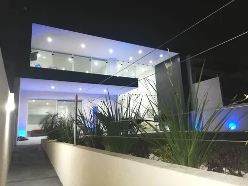 Casa Moderna Con Alberca Y Jardín, En Fraccionamiento Con Seguridad