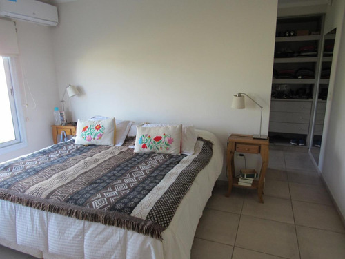 Casa En Venta - 3 Dormitorios 3 Baños - Cochera - 1.600mts2 - Chivilcoy