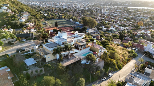 Casa En Venta De Lujo 5 Dormitorios Pileta Quincho Categoria