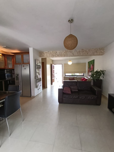 Cb.venta Tonwhouse Mañongo. Conj. Resd. Las Trinitarias.