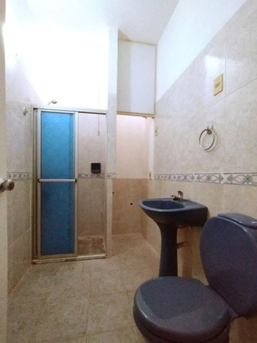 Alquiler En La Teja, Casa De 2 Dormitorios Al Frente, Con Jardin Y Rejas, Patio Chico Con Parrillero, Sin Gastos Comunes