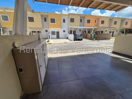 Fredxia Castillo Vende Hermosa Casa Remodelada En Urbanismo Privado De La Mata, Cabudare # 25-10169