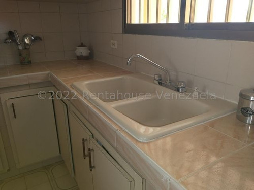 Imagen 2 de 9 de Impecable Casa En Judibana, De Muy Buena Construcción Y Distribución. Este Es Un Urbanismo Tranquilo Y Con Servicios Públicos Ininterrumpidos. #22-18918