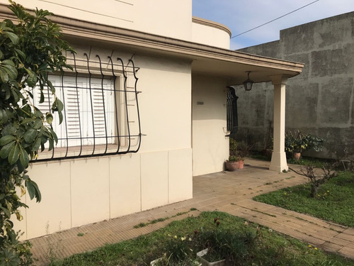 Imagen 2 de 11 de Vendo Casa De Muy Buena Construcción Y A Buen Precio