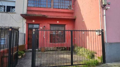 Oportunidad! Vendo Impecable Casa De 2 Dormitorios, Fondo Y Cochera, Ubicada En La Mejor Zona De Buceo, Acepta Banco.