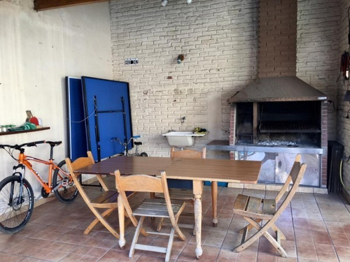 Venta De Casa En Gran Lote Con Pileta! Haedo Chico-
