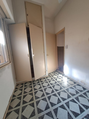 Tipo Casa 4 Amb Al Frente En Planta Baja Con Patio * A Mts De Avenidas*