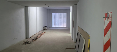Venta De Amplio Local Con Sótano Sobre Calle Marcelo T De Alvear Al 1500. Excelente Ubicación