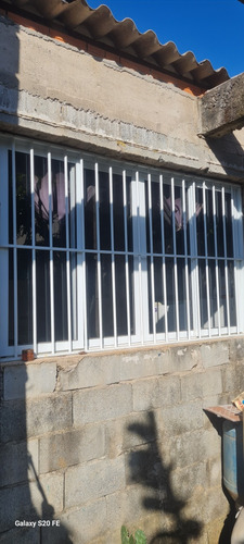 Casa Com 3 Quartos , Sala , Cozinha E Estrutura.