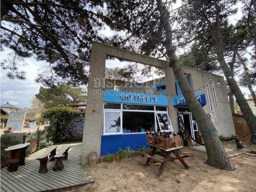 Local Comercial En Amplio Terreno A Dos Cuadras Del Mar, Las Gaviotas