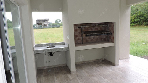 Imagen 26 de 30 de Casa En Venta De Estilo Neo Clasico, Detalles De Categoria! En Greenville.