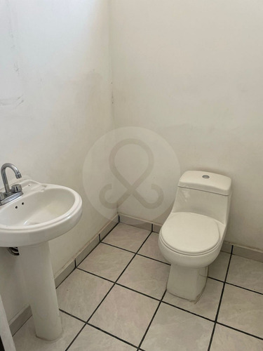 Local Comercial En Renta En Av Damian Carmona, Barrio De Santiago