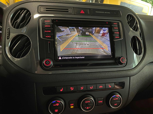 Imagen 7 de 14 de Volkswagen Tiguan 2016 2.0 Track&fun Nave Piel At