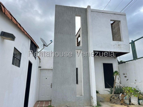 Daniela Linarez Vende Casas Acogedora Y Moderna En La Mora Cabudare Con Amplios Espacios Comodos Iluminados Y Seguros Por Favor Comunicate!