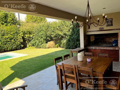Imagen 6 de 23 de Casa En Venta De Cinco Ambientes Sobre Un Lote Central En El Barrio Las Acacias De Hudson