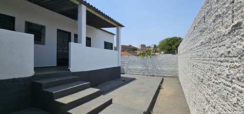 Casa De 2 Quartos Com Edícula