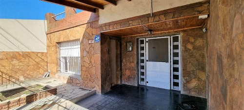 Casa En Venta, Ubicada En El Centro De Del Viso, Sobre La Calle Luis Maria Gonnet