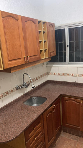 Alquilo Apartamento Tipo Casita En Planta Baja, 2 Dormitorios, Patio, Bajos Gastos Comunes, Acepta Deposito De Garantia, A Brazo Oriental.