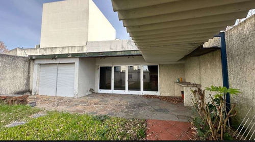 Se Vende Casa 4 Dormitorios Con Piscina Y Garaje. Terreno Ideal Para Desarrollo