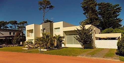 Imagen 4 de 24 de Venta De Casa 4 Dormitorios En Playa Mansa, Punta Del Este