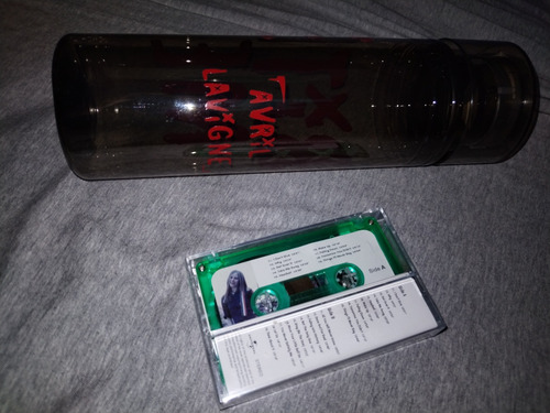 Avril Lavigne Let Go 20th Anniversary Cassette Y Tumbler (Usado)