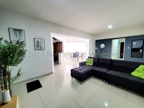 Apartamento En Venta Urb El Centro, Maracay 23-33591 Hc