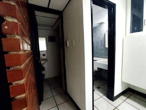 Se Vende Oficina Centro Profesional La California. Con Entrada Principal Por La Fco. De Miranda Y Al Estacionamiento Por La California. Cuatro Cubículos Cómodos. Piso Medio.
