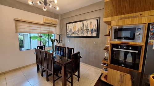 Vendo Casa Amoblada Con Piscina En El Centro De Encarnación: 4 Habitaciones Y 4 Baños