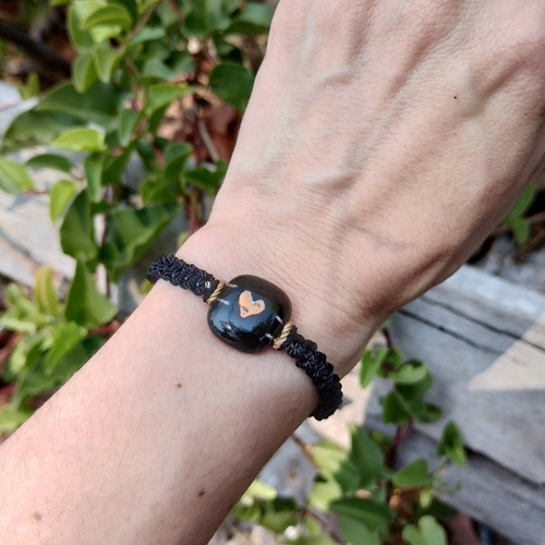 Imagen 3 de 6 de Pulsera Tejida Macramé Corazón De Metal