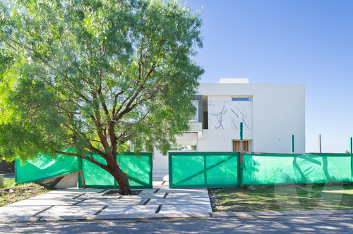 Casa En Venta Con Renta - Barrio Santa Juana, Canning