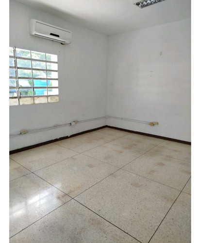 Alquiler Planta Alta En Casa Comercial 200m2 La Carlota 4706