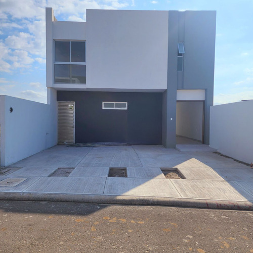 Casa En Venta Con Amplio Jardin Fracc Lomas De La Rioja