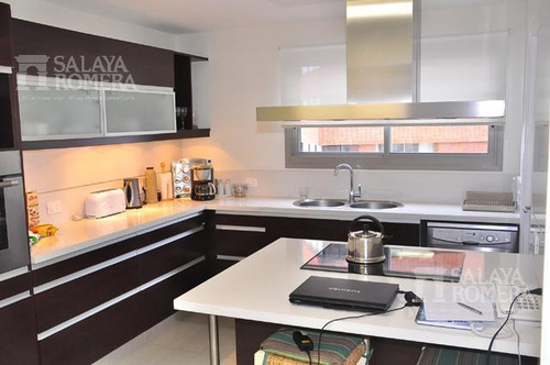 Apartamento De 4 Dormitorios Ubicado En Primera Linea De Playa Brava, Punta Del Este