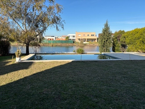 Casa A La Laguna En Venta En El Cantón Norte, Escobar, G.b.a. Zona Norte
