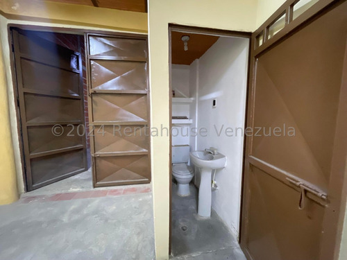 Excelente Galpón En Venta En Avenida Constitución Maracay Con Una Altura Ideal Para Fábricas O Depósitos, Este Espacio Cuenta Además Con Áreas De Oficinas Y Baños Nela 24-23444