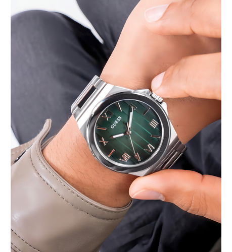 Reloj Guess Vinyl Hombre Gw0789g1 Correa Plateado Bisel Plateado Fondo Verde Oscuro