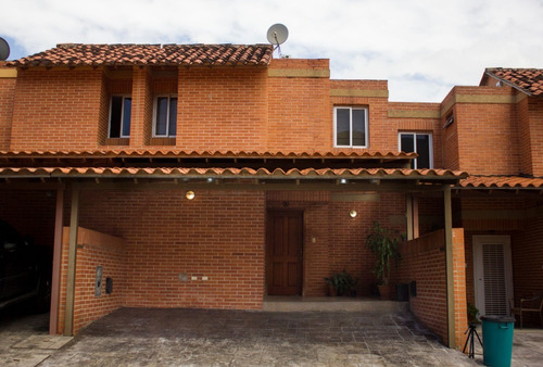 Imagen 1 de 10 de Florelia Mota Vende Townhouse En Mañongo Foth-229
