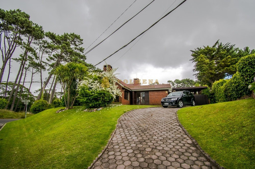 Casa En Barrio Córdoba Punta Del Este 4 Dormitorios, Pileta Y Parrillero Techado- Ref: 3550