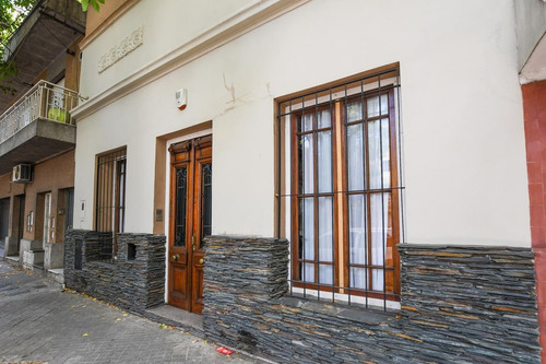 Casa De 3 Dormitorios Con Parrillero Terraza Patio Y Jardín Centro Echesortu