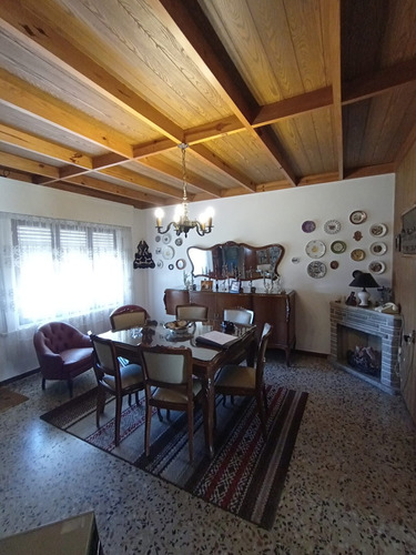 Frente A Av. Garzon. Colón. Chalet 3 Dorm.